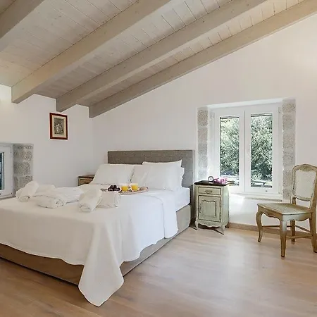 Sleeps 8 Pool Air Con Wifi Sývota