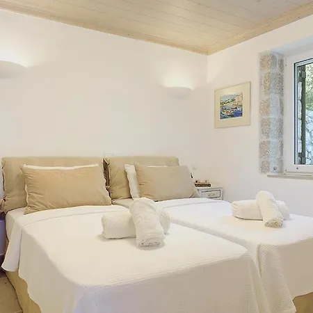 Sleeps 8 Pool Air Con Wifi Sývota