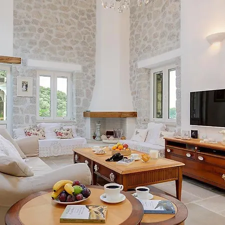 Sleeps 8 Pool Air Con Wifi * Sývota