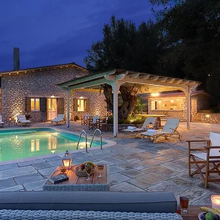 Villa Sleeps 8 Pool Air Con Wifi *
