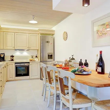Sleeps 8 Pool Air Con Wifi Villa
