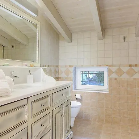 Sleeps 8 Pool Air Con Wifi * Sývota