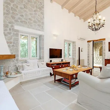 Sleeps 8 Pool Air Con Wifi Sývota