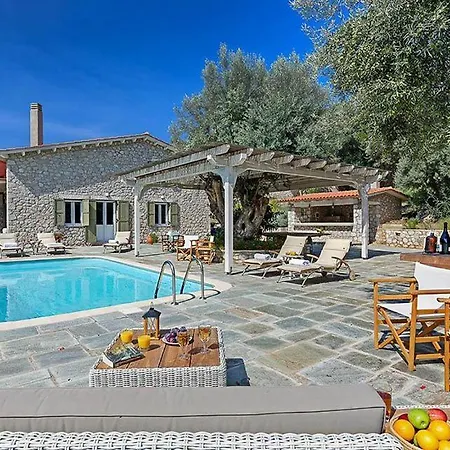 Villa Sleeps 8 Pool Air Con Wifi *