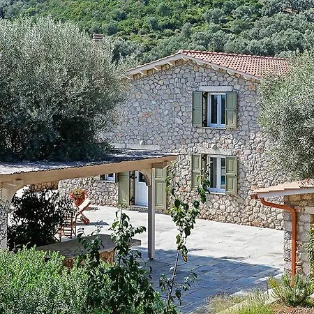 Sleeps 8 Pool Air Con Wifi Sývota
